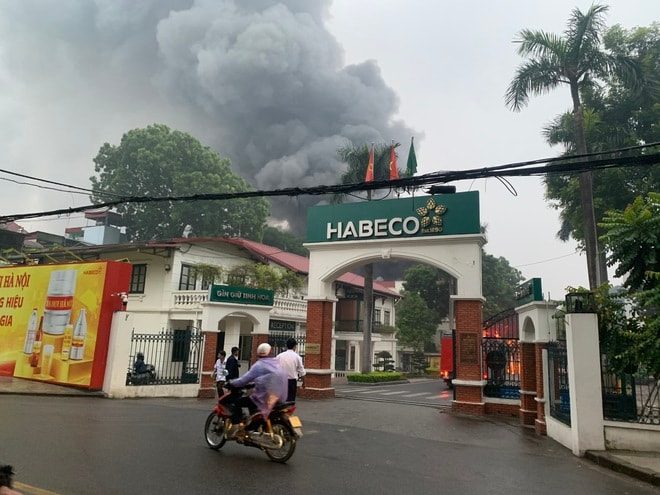 Hà Nội: Cháy tại nhà máy bia, khói đen cuồn cuộn- Ảnh 2.