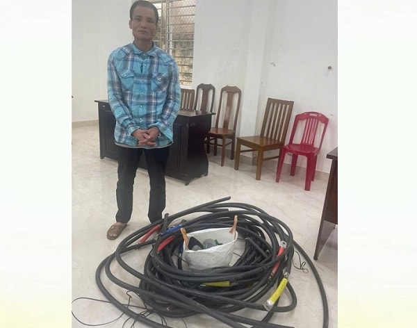 Bắt đối tượng nghiện đánh bạc, chuyên trộm dây điện tại trạm biến áp- Ảnh 3. Bắt đối tượng nghiện đánh bạc, chuyên trộm dây điện tại trạm biến áp- Ảnh 3.