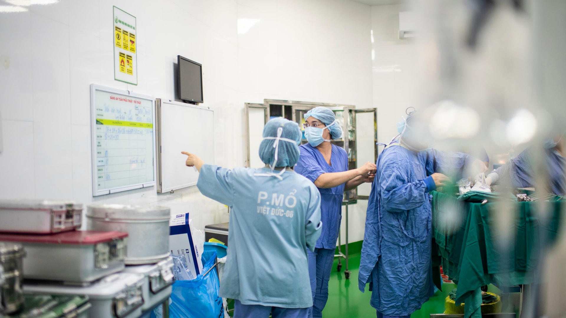 36 giờ, 16 cuộc đời hồi sinh dưới ánh đèn không hắt bóng- Ảnh 11. 36 giờ, 16 cuộc đời hồi sinh dưới ánh đèn không hắt bóng- Ảnh 11.