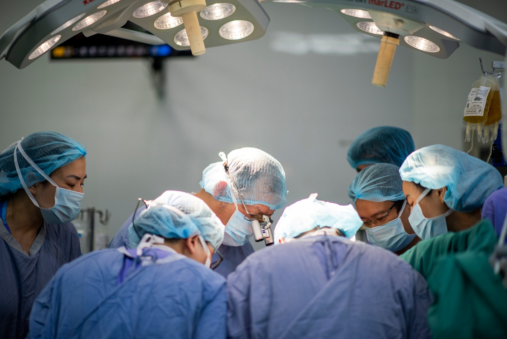 36 giờ, 16 cuộc đời hồi sinh dưới ánh đèn không hắt bóng- Ảnh 12. 36 giờ, 16 cuộc đời hồi sinh dưới ánh đèn không hắt bóng- Ảnh 12.