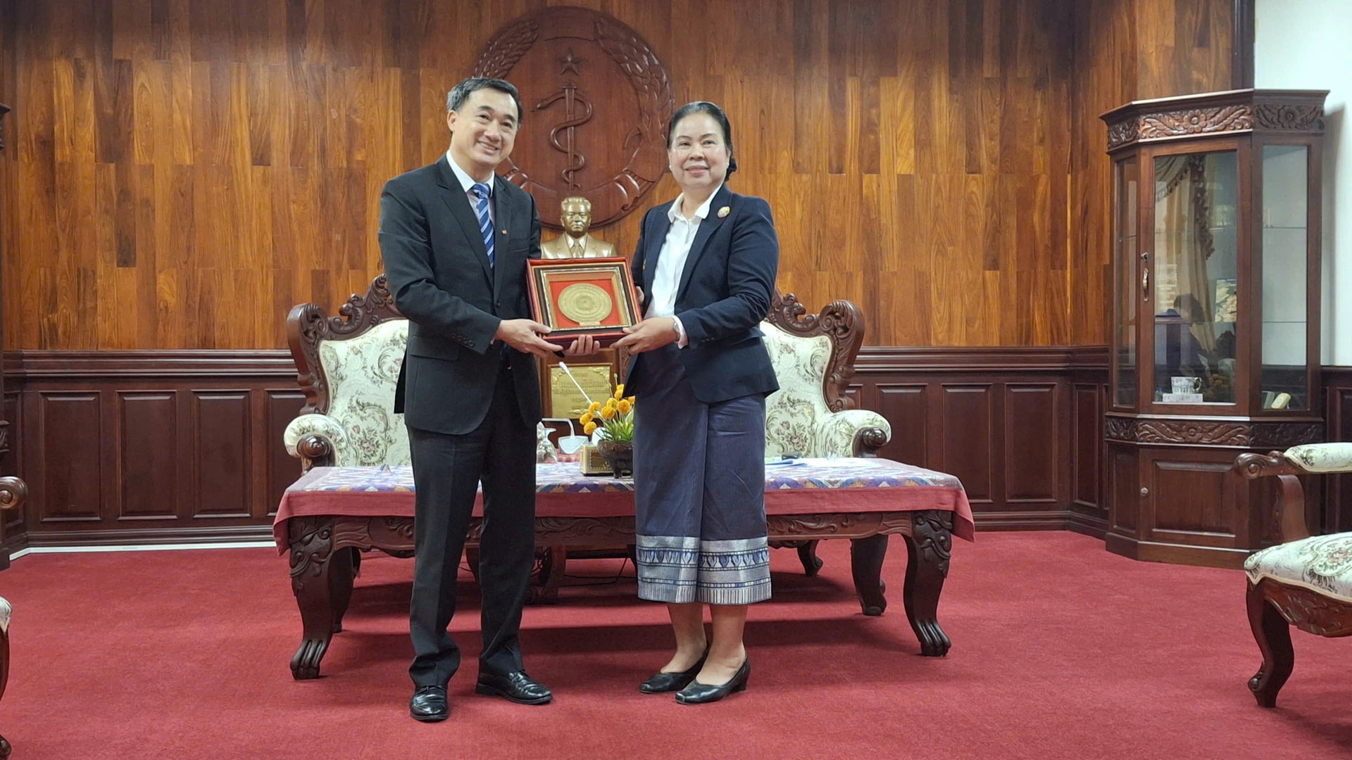 Thứ trưởng Trần Văn Thuấn trao đổi về tình hình hợp tác y tế với Thứ trưởng Bộ Y tế Lào- Ảnh 3. Thứ trưởng Trần Văn Thuấn trao đổi về tình hình hợp tác y tế với Thứ trưởng Bộ Y tế Lào- Ảnh 3.