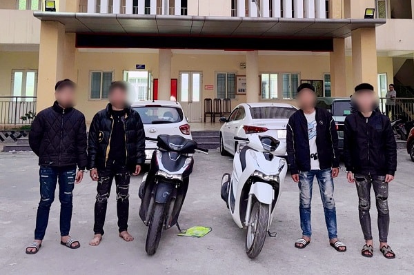 Nhóm thanh niên đi xe SH cầm dao gắn tuýp sắt truy đuổi người đi đường- Ảnh 2.