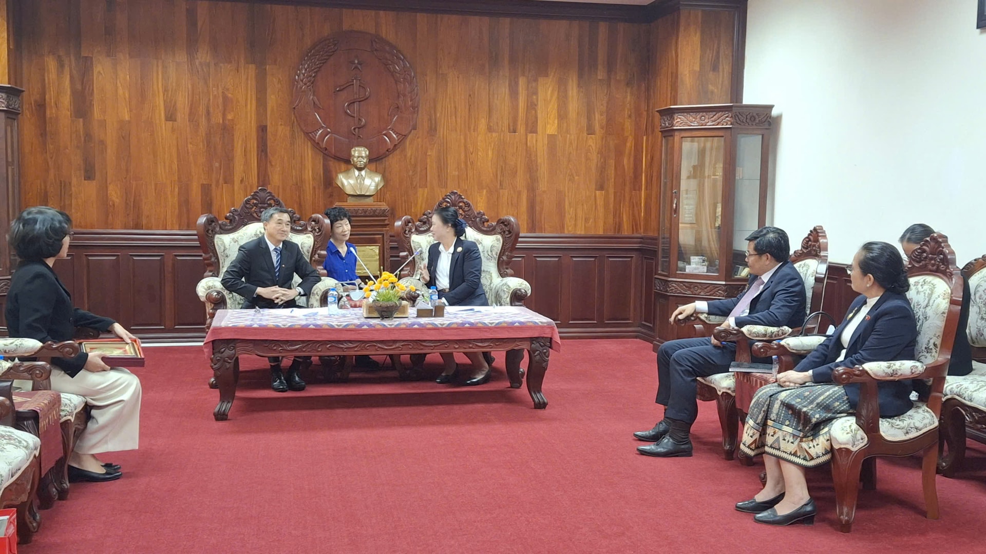 Thứ trưởng Trần Văn Thuấn trao đổi về tình hình hợp tác y tế với Thứ trưởng Bộ Y tế Lào- Ảnh 1. Thứ trưởng Trần Văn Thuấn trao đổi về tình hình hợp tác y tế với Thứ trưởng Bộ Y tế Lào- Ảnh 1.