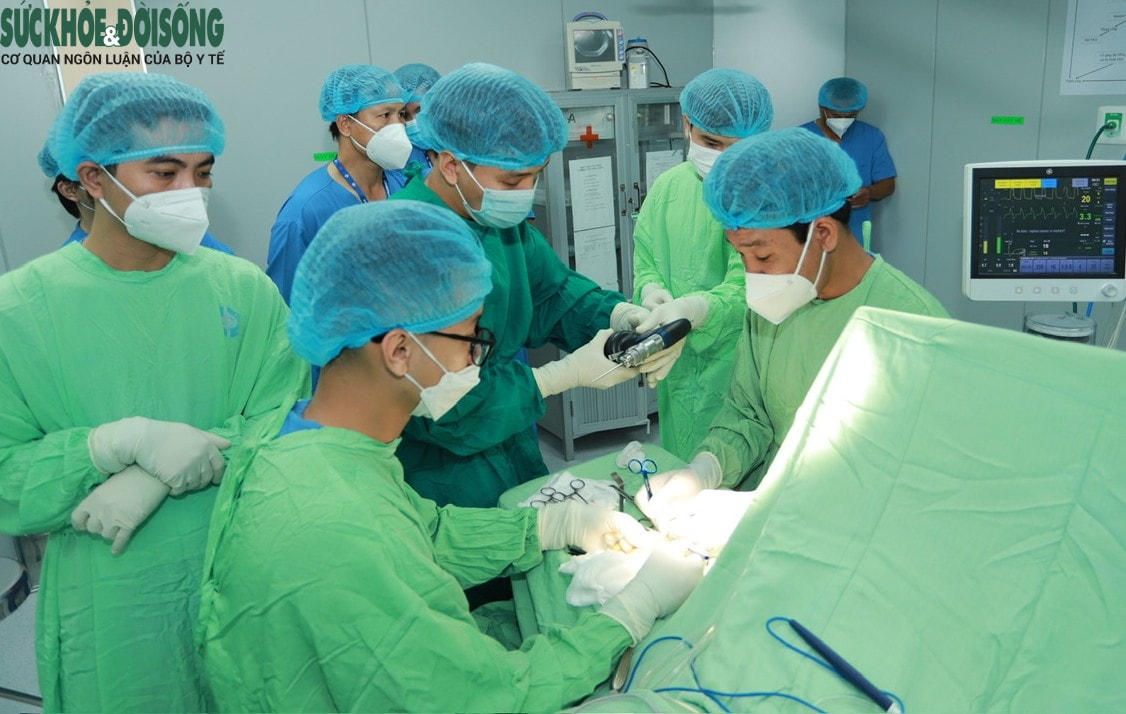 Bác sĩ Võ Thái Trung, BVĐK Bình Dương kể về ca ghép tạm bàn tay vào chân hiếm gặp, cứu mẹ và hai thai nhi- Ảnh 1. Bác sĩ Võ Thái Trung, BVĐK Bình Dương kể về ca ghép tạm bàn tay vào chân hiếm gặp, cứu mẹ và hai thai nhi- Ảnh 1.