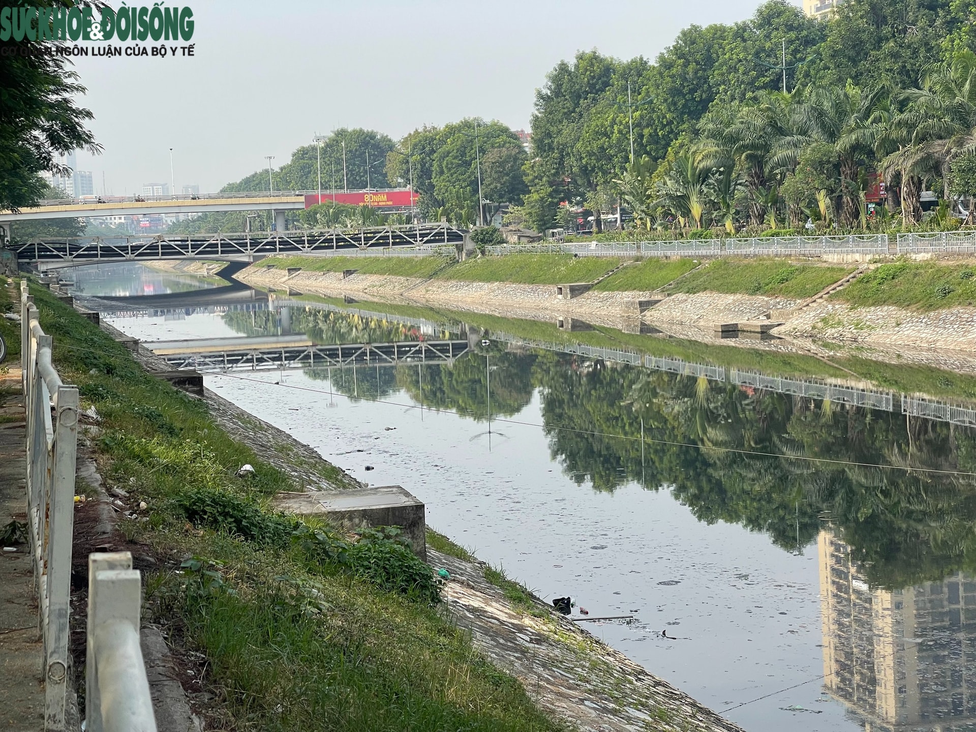 Nước sông Tô Lịch bất ngờ chuyển màu đen đặc- Ảnh 2. Nước sông Tô Lịch bất ngờ chuyển màu đen đặc- Ảnh 2.