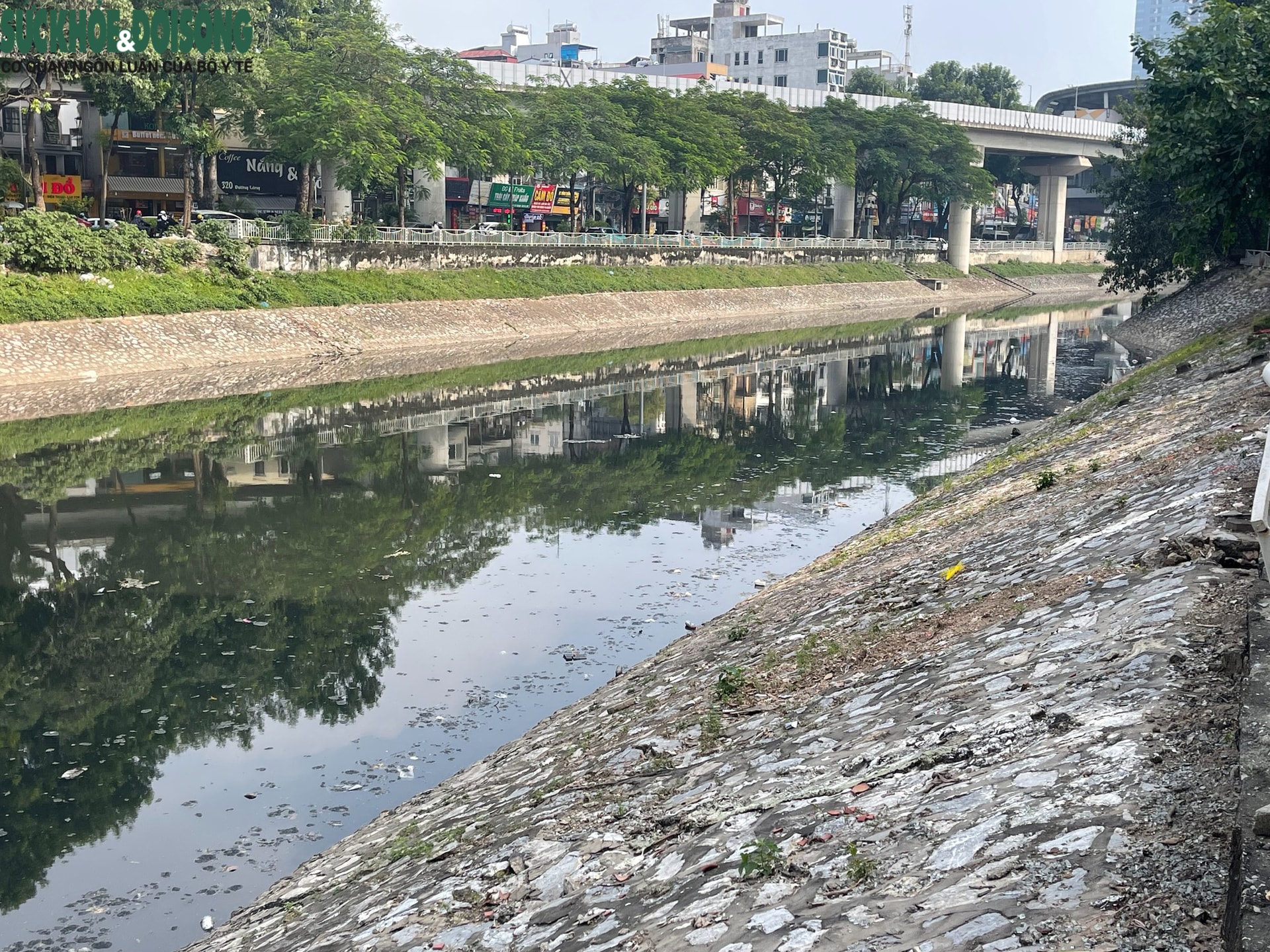 Nước sông Tô Lịch bất ngờ chuyển màu đen đặc- Ảnh 3. Nước sông Tô Lịch bất ngờ chuyển màu đen đặc- Ảnh 3.