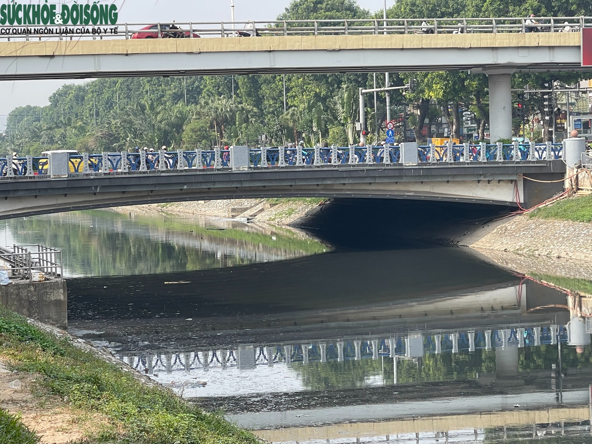 Nước sông Tô Lịch bất ngờ chuyển màu đen đặc- Ảnh 4. Nước sông Tô Lịch bất ngờ chuyển màu đen đặc- Ảnh 4.