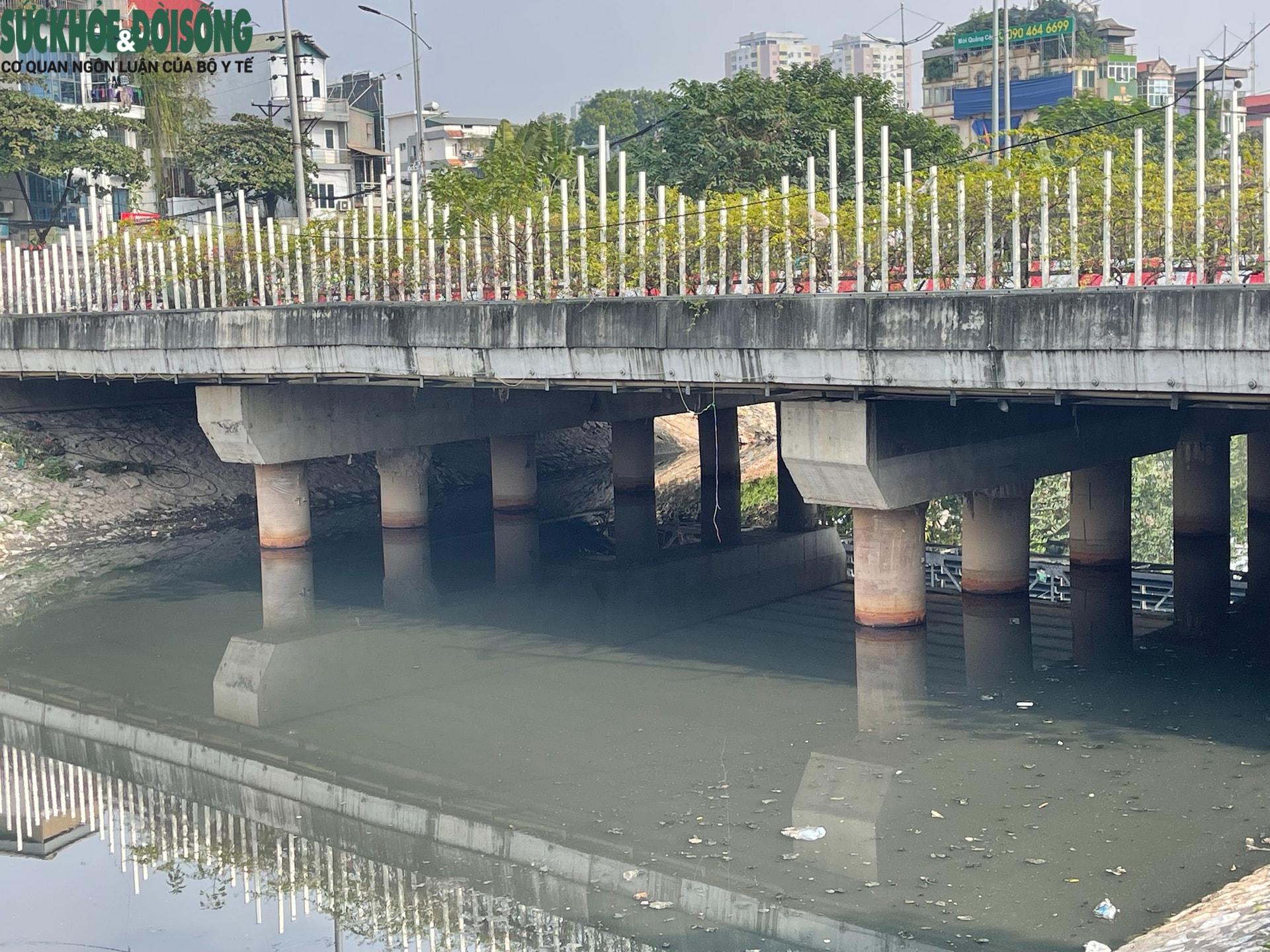 Nước sông Tô Lịch bất ngờ chuyển màu đen đặc- Ảnh 5. Nước sông Tô Lịch bất ngờ chuyển màu đen đặc- Ảnh 5.