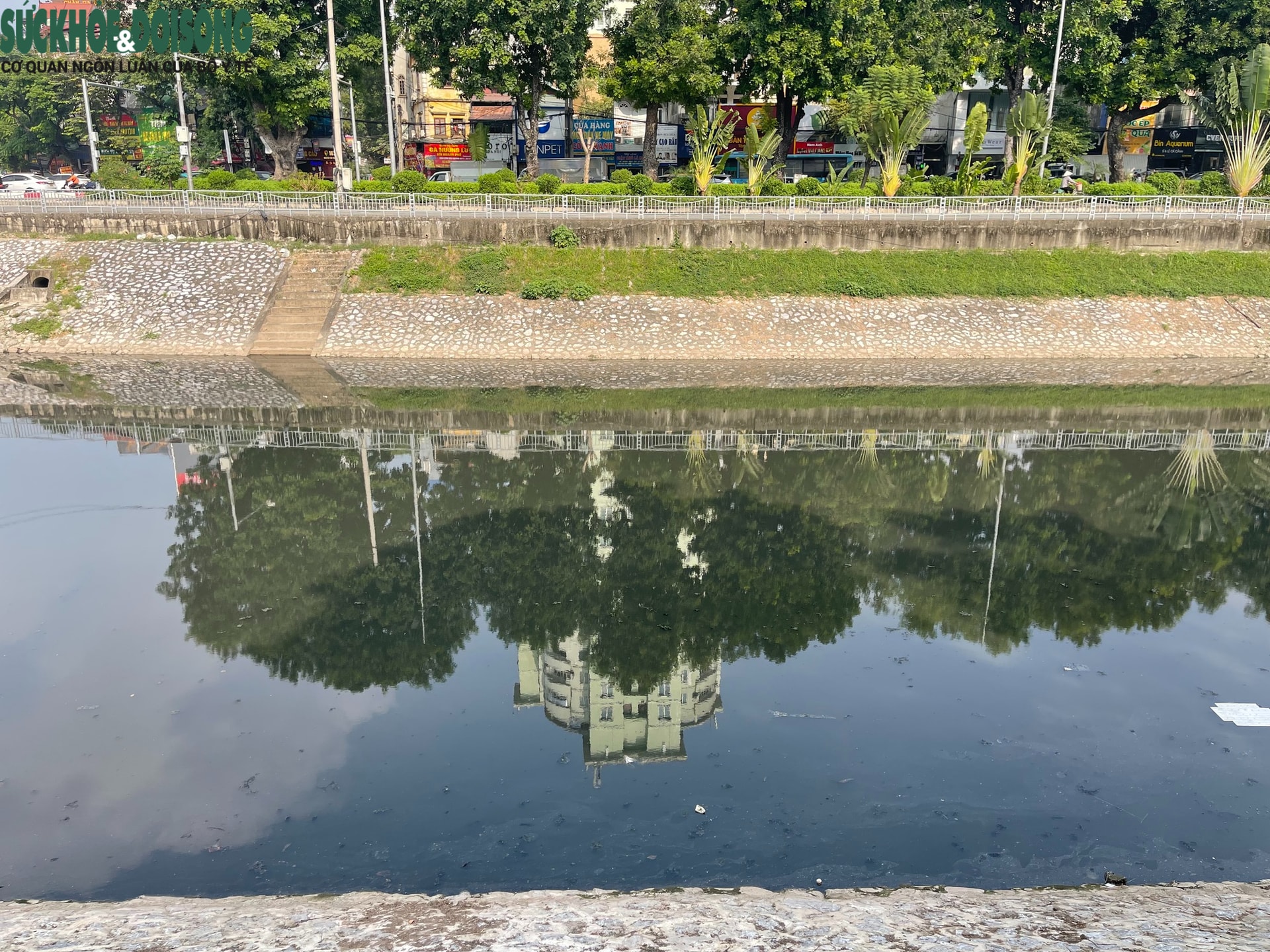 Nước sông Tô Lịch bất ngờ chuyển màu đen đặc- Ảnh 7. Nước sông Tô Lịch bất ngờ chuyển màu đen đặc- Ảnh 7.