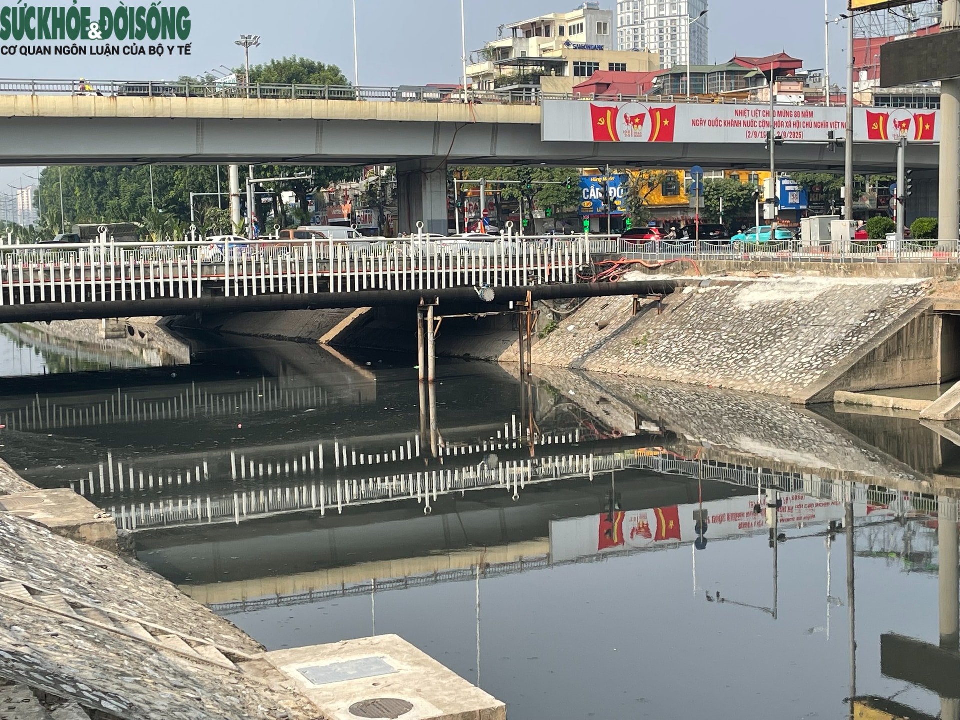 Nước sông Tô Lịch bất ngờ chuyển màu đen đặc- Ảnh 8. Nước sông Tô Lịch bất ngờ chuyển màu đen đặc- Ảnh 8.