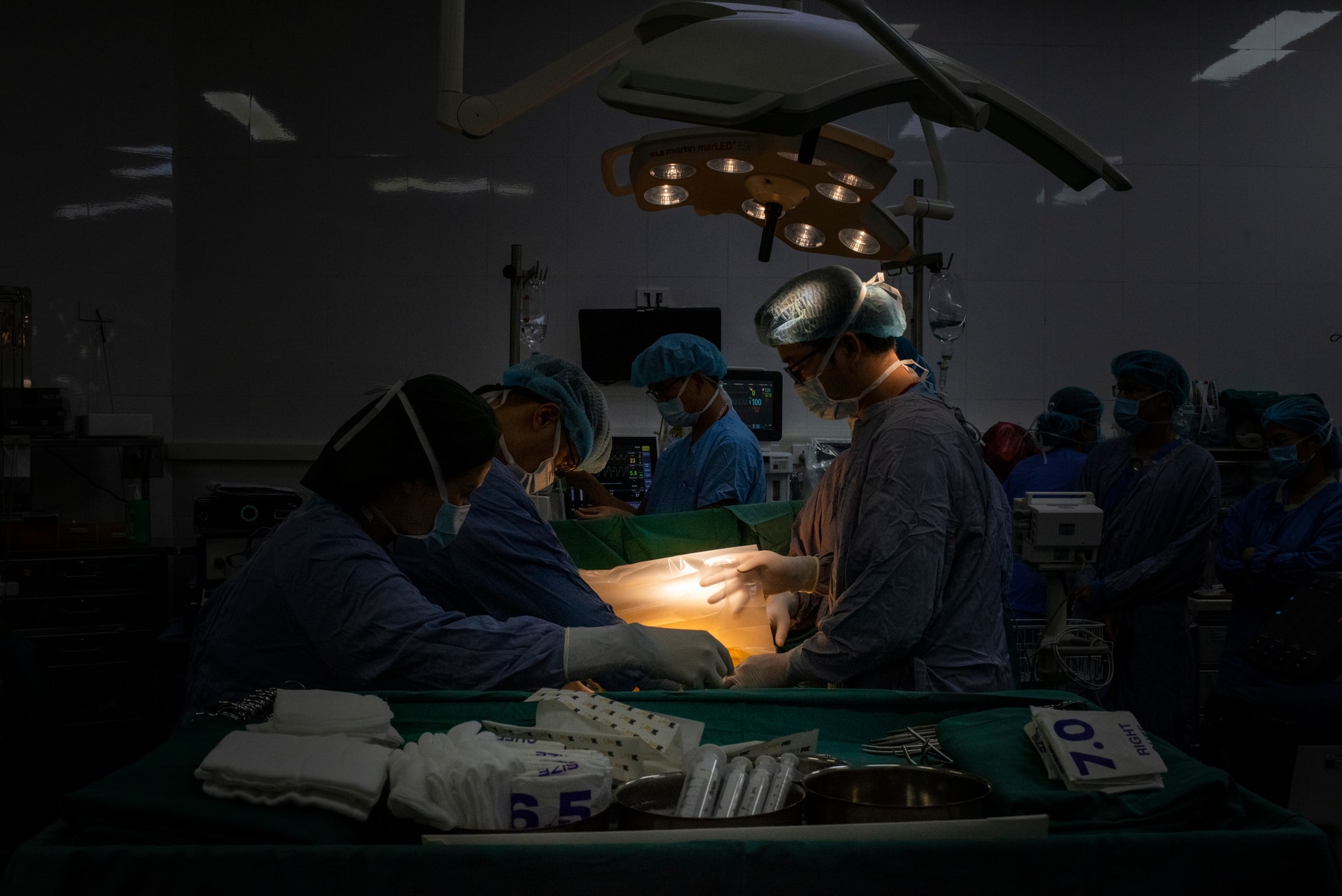 36 giờ, 16 cuộc đời hồi sinh dưới ánh đèn không hắt bóng- Ảnh 2. 36 giờ, 16 cuộc đời hồi sinh dưới ánh đèn không hắt bóng- Ảnh 2.