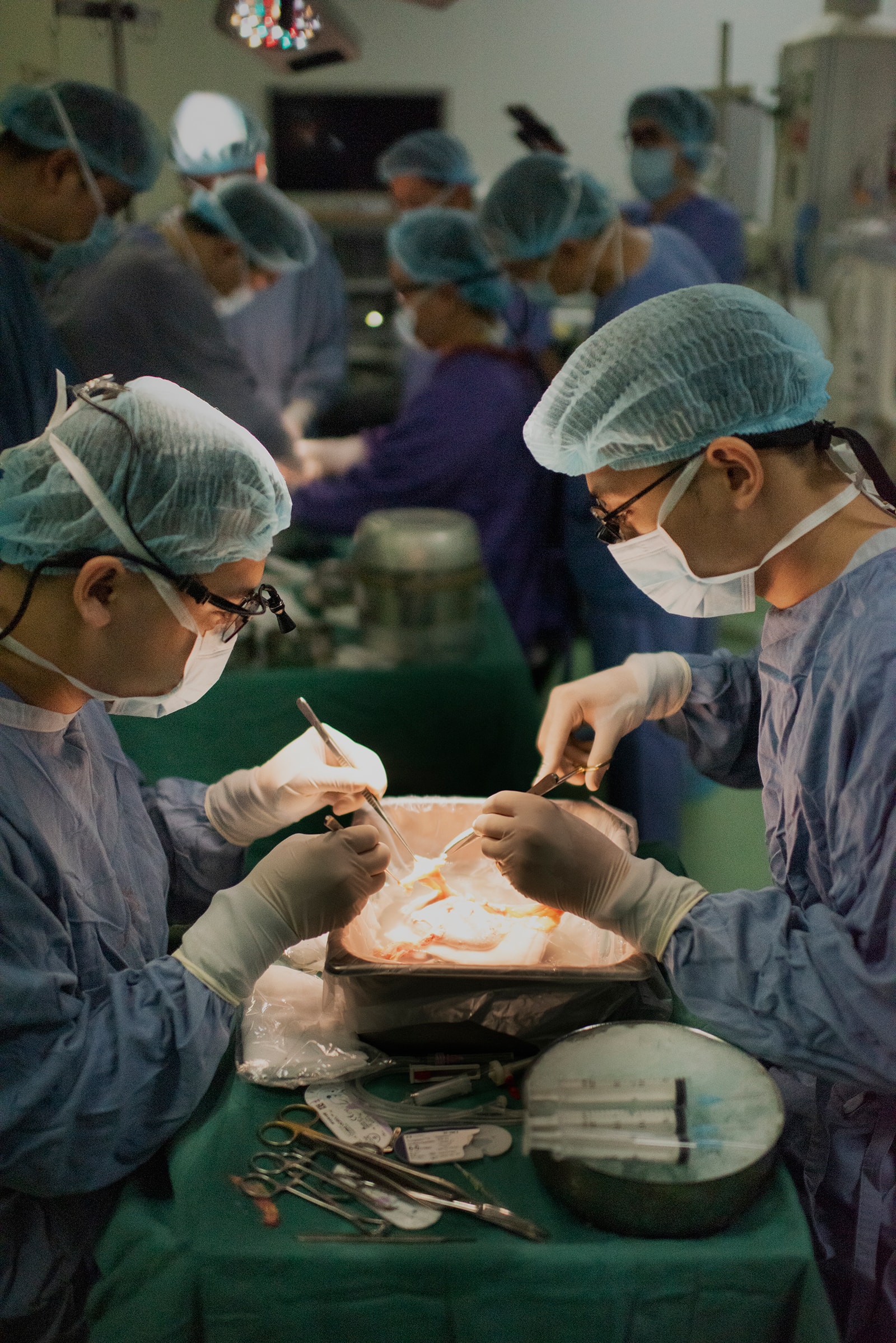 36 giờ, 16 cuộc đời hồi sinh dưới ánh đèn không hắt bóng- Ảnh 4. 36 giờ, 16 cuộc đời hồi sinh dưới ánh đèn không hắt bóng- Ảnh 4.