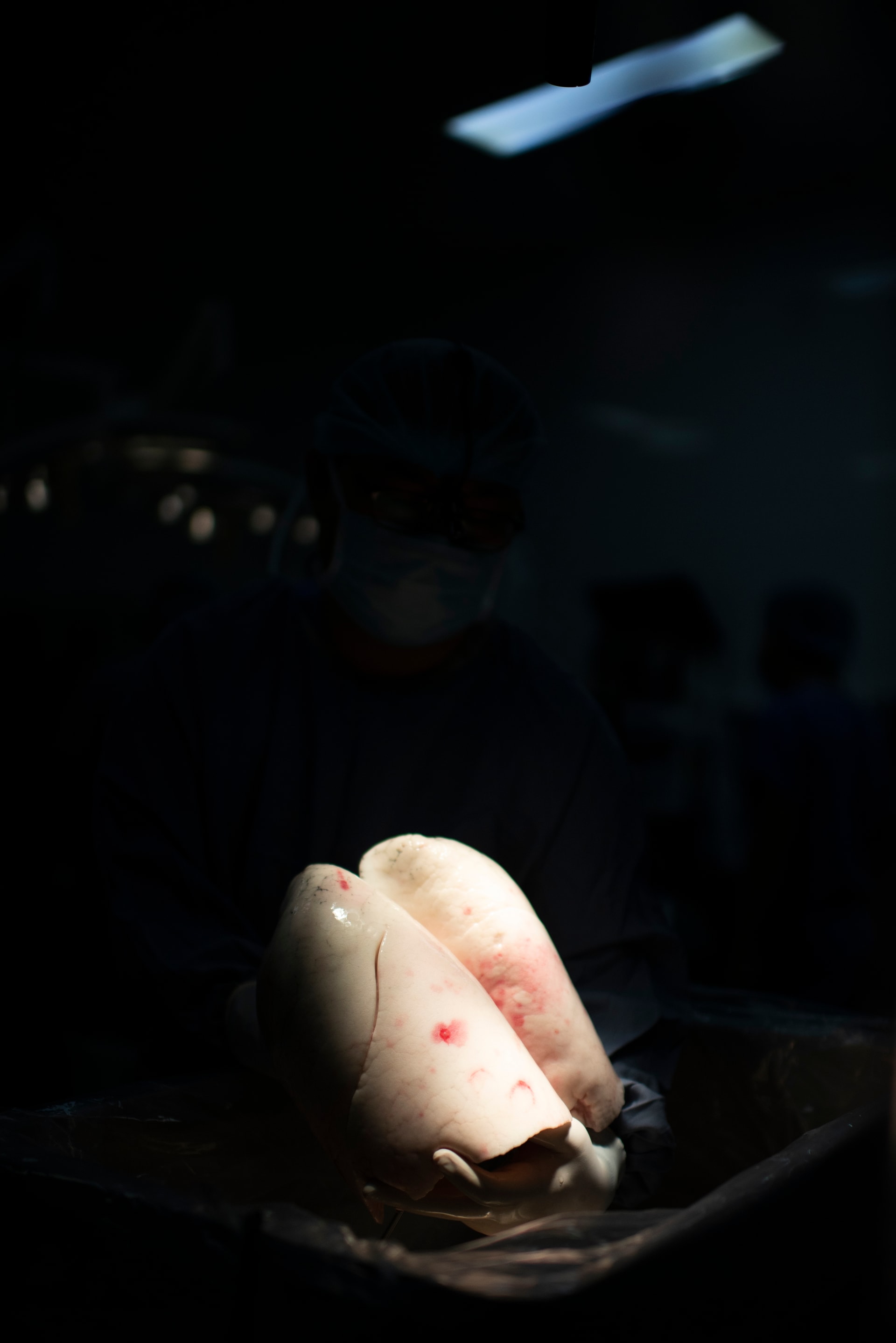 36 giờ, 16 cuộc đời hồi sinh dưới ánh đèn không hắt bóng- Ảnh 5. 36 giờ, 16 cuộc đời hồi sinh dưới ánh đèn không hắt bóng- Ảnh 5.