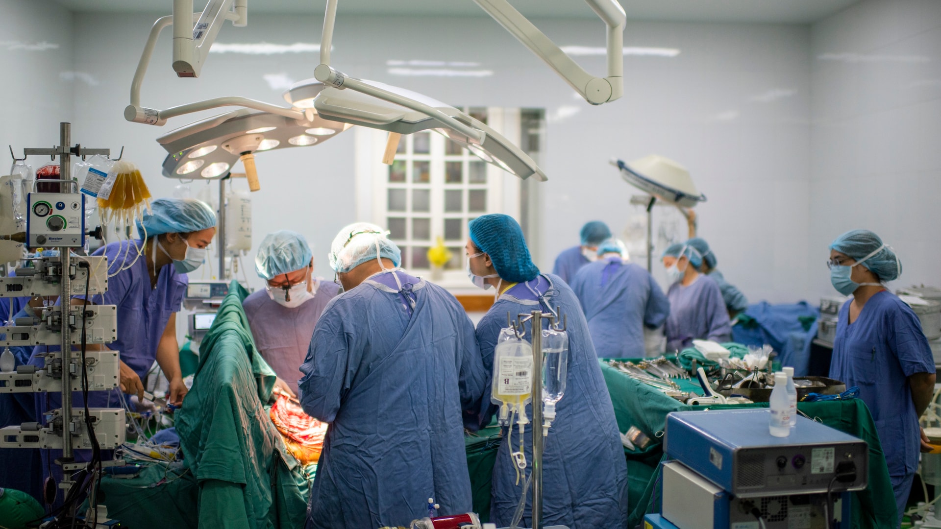 36 giờ, 16 cuộc đời hồi sinh dưới ánh đèn không hắt bóng- Ảnh 6. 36 giờ, 16 cuộc đời hồi sinh dưới ánh đèn không hắt bóng- Ảnh 6.