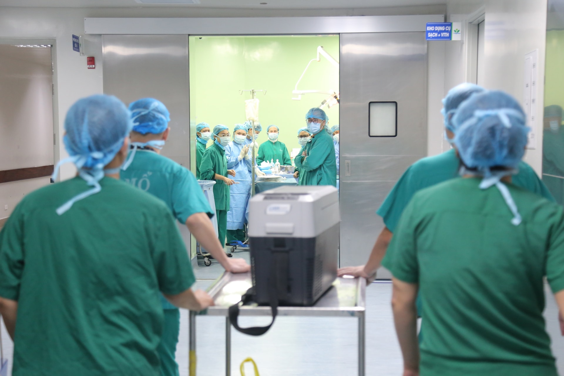 36 giờ, 16 cuộc đời hồi sinh dưới ánh đèn không hắt bóng- Ảnh 8. 36 giờ, 16 cuộc đời hồi sinh dưới ánh đèn không hắt bóng- Ảnh 8.