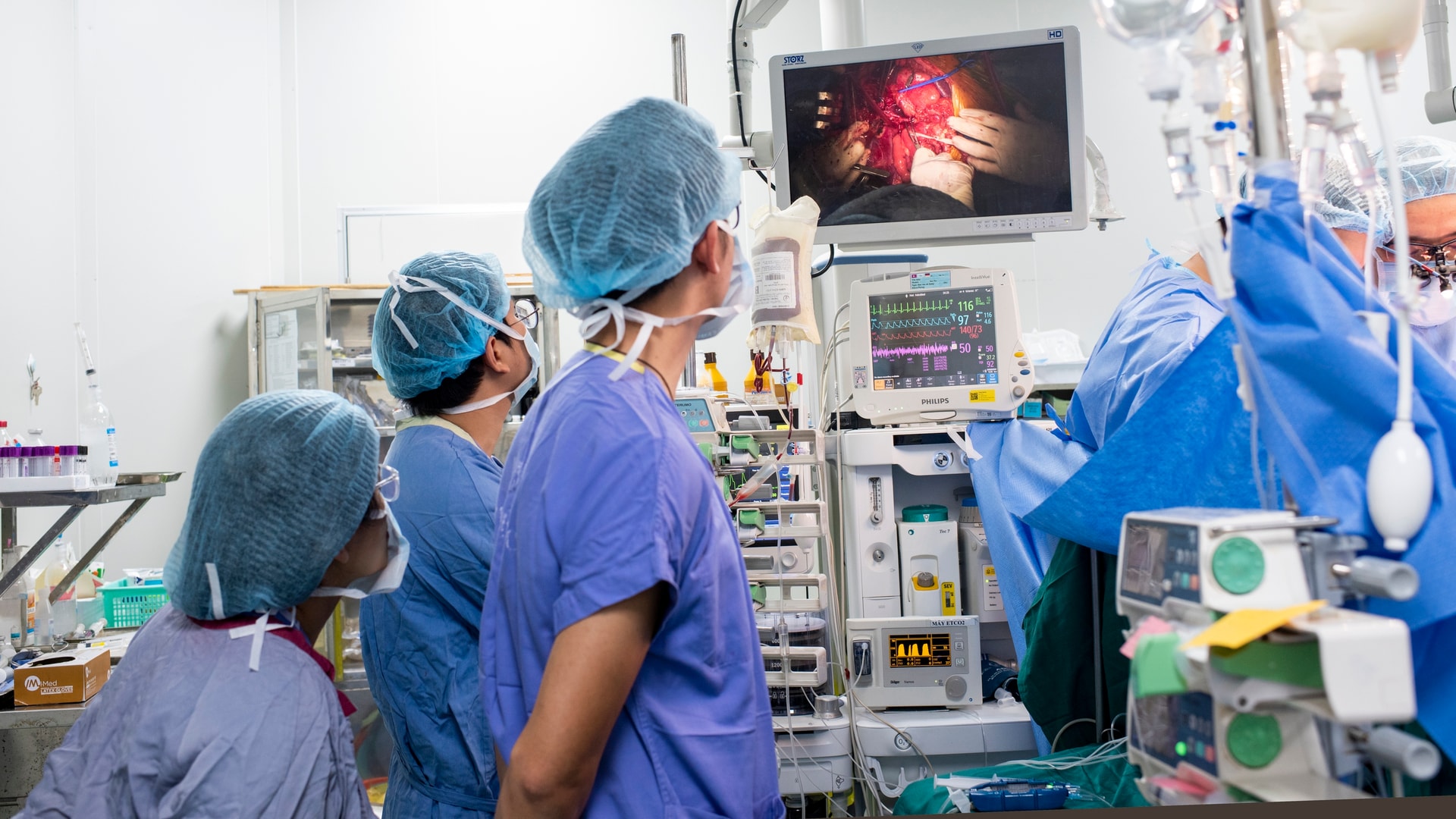 36 giờ, 16 cuộc đời hồi sinh dưới ánh đèn không hắt bóng- Ảnh 10. 36 giờ, 16 cuộc đời hồi sinh dưới ánh đèn không hắt bóng- Ảnh 10.