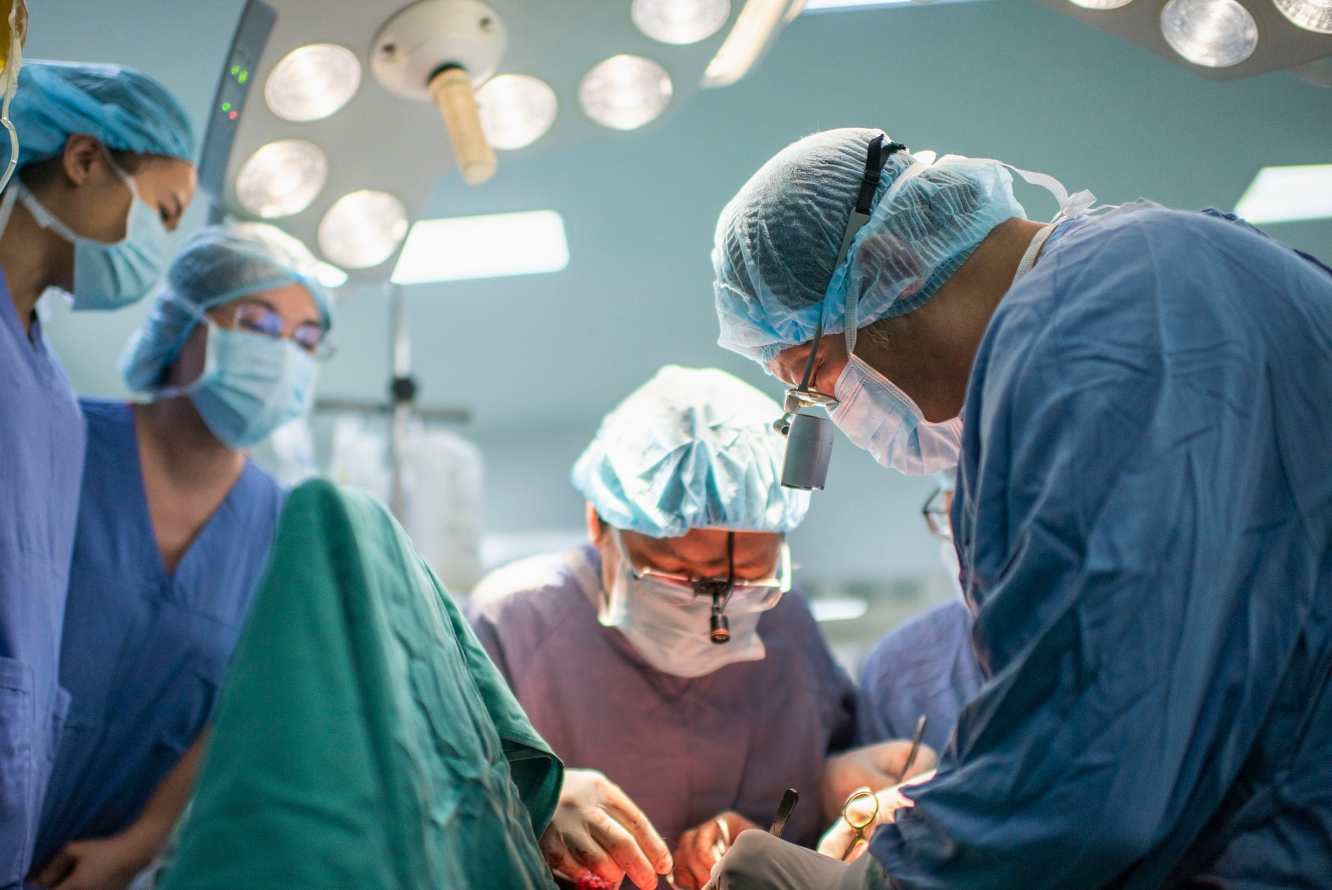 36 giờ, 16 cuộc đời hồi sinh dưới ánh đèn không hắt bóng- Ảnh 13. 36 giờ, 16 cuộc đời hồi sinh dưới ánh đèn không hắt bóng- Ảnh 13.