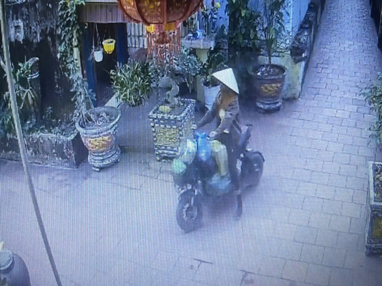 Hành vi bất thường của người phụ nữ giả vờ xin nước uống- Ảnh 1. Hành vi bất thường của người phụ nữ giả vờ xin nước uống- Ảnh 1.