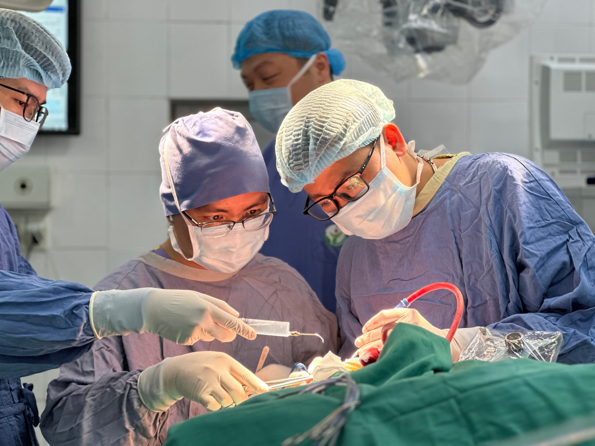 Áp dụng kỹ thuật mới trong phẫu thuật u thần kinh đệm lan tỏa, rút ngắn thời gian mổ- Ảnh 1.