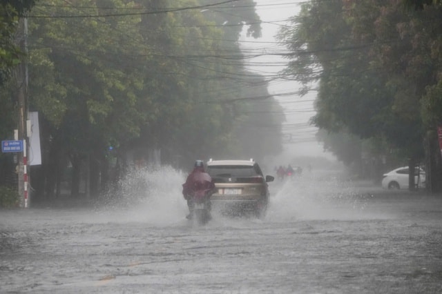 Diễn biến đợt mưa ở miền Trung do hoàn lưu của bão số 15- Ảnh 2. Diễn biến đợt mưa ở miền Trung do hoàn lưu của bão số 15- Ảnh 2.