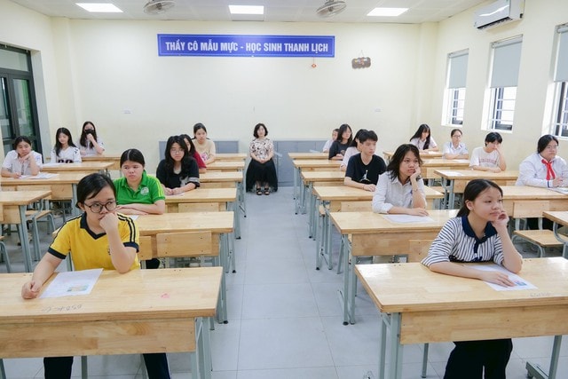 Cuộc đua vào lớp 10 nóng lên: Lịch học kín đặc, môn thi thứ ba vẫn là ẩn số- Ảnh 1.