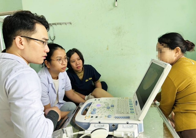 Đang khám bệnh miễn phí, bác sĩ phát hiện bệnh nhân thai ngoài tử cung vỡ- Ảnh 1. Đang khám bệnh miễn phí, bác sĩ phát hiện bệnh nhân thai ngoài tử cung vỡ- Ảnh 1.