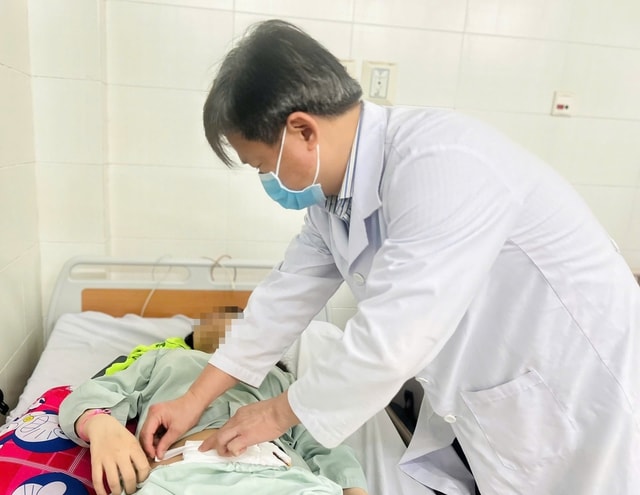 Đang khám bệnh miễn phí, bác sĩ phát hiện bệnh nhân thai ngoài tử cung vỡ- Ảnh 2. Đang khám bệnh miễn phí, bác sĩ phát hiện bệnh nhân thai ngoài tử cung vỡ- Ảnh 2.