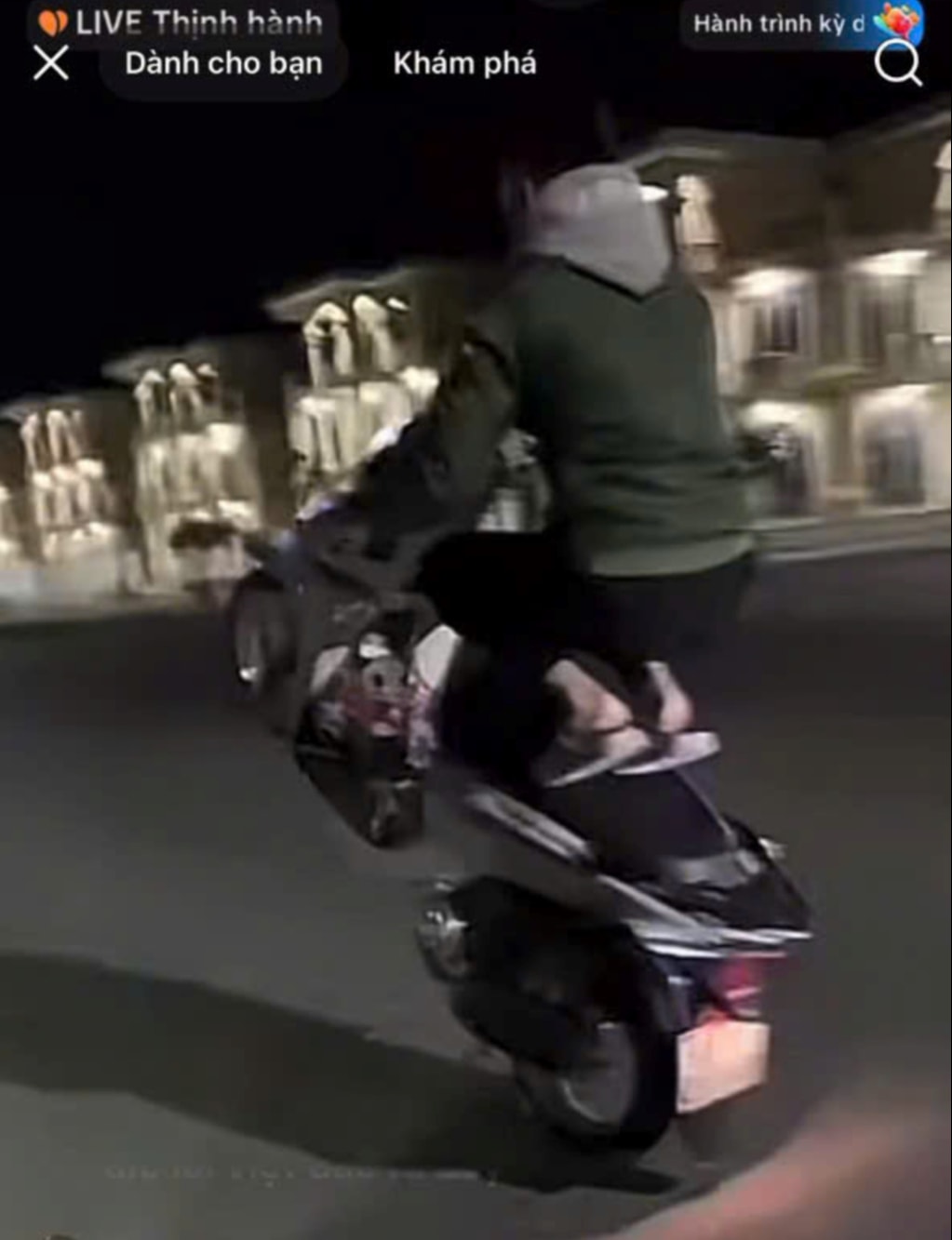 Xác minh nhóm thanh thiếu niên đi xe máy 'bốc đầu' trong đêm, phát livestream trên mạng- Ảnh 1.