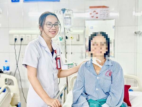 Uống mật cá trắm chữa đau đầu, một phụ nữ 66 tuổi suýt mất mạng- Ảnh 1.