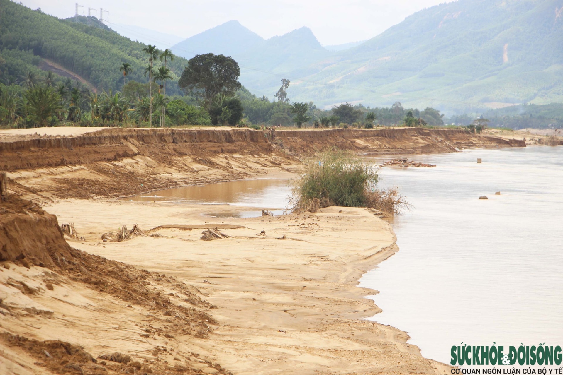 Đà Nẵng khẩn trương xử lý đất, cát bồi lấp sau đợt lũ lịch sử- Ảnh 3. Đà Nẵng khẩn trương xử lý đất, cát bồi lấp sau đợt lũ lịch sử- Ảnh 3.