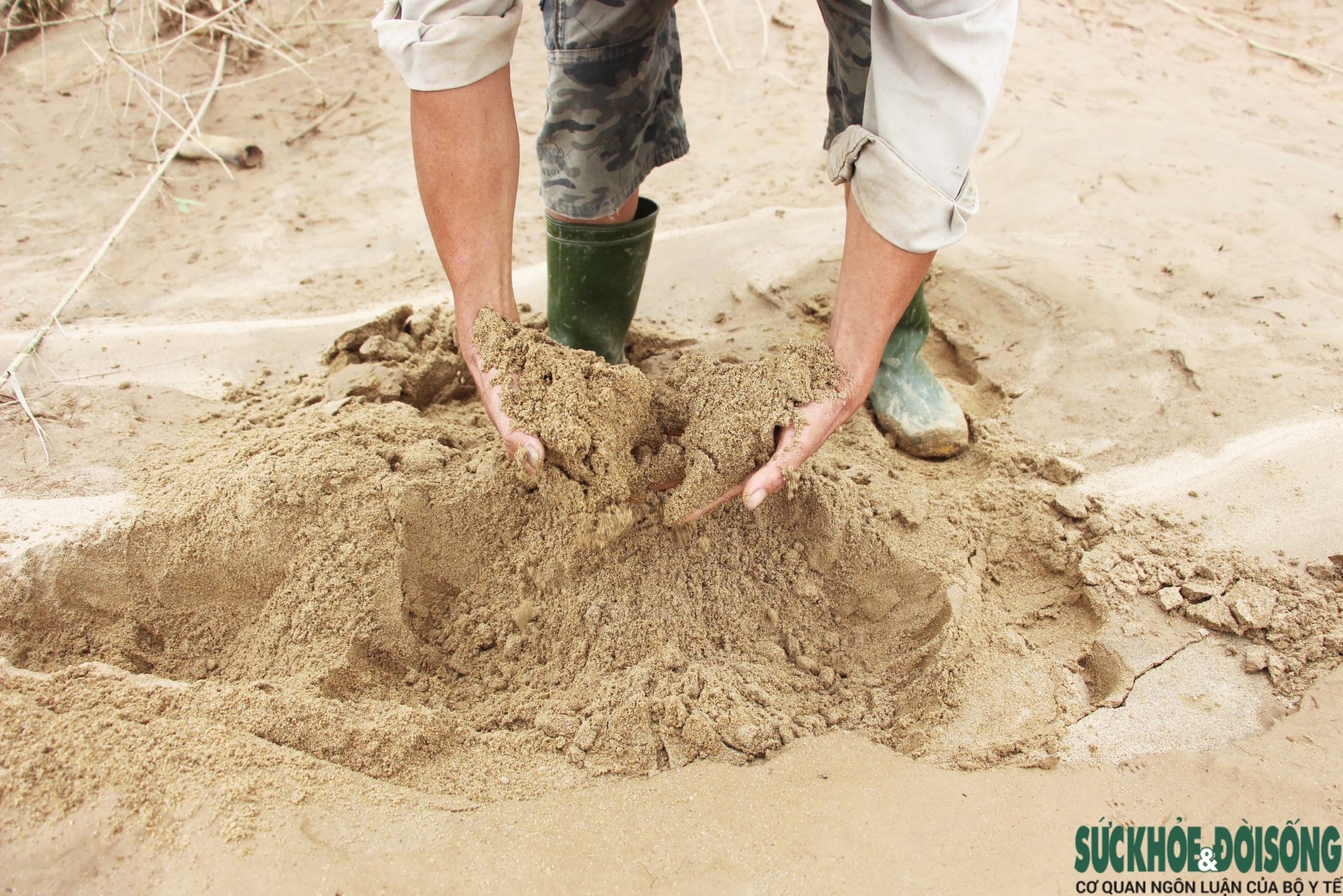 Đà Nẵng khẩn trương xử lý đất, cát bồi lấp sau đợt lũ lịch sử- Ảnh 4. Đà Nẵng khẩn trương xử lý đất, cát bồi lấp sau đợt lũ lịch sử- Ảnh 4.