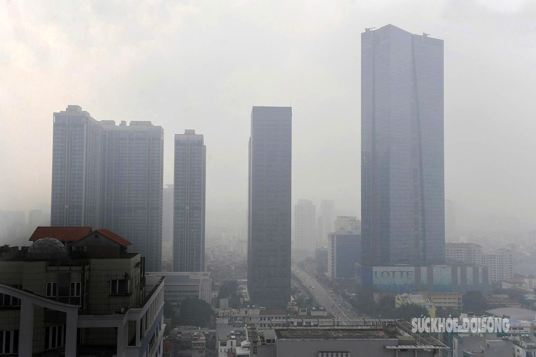 Tòa nhà cao tầng 'biến mất' sau lớp mù dày đặc- Ảnh 8.
