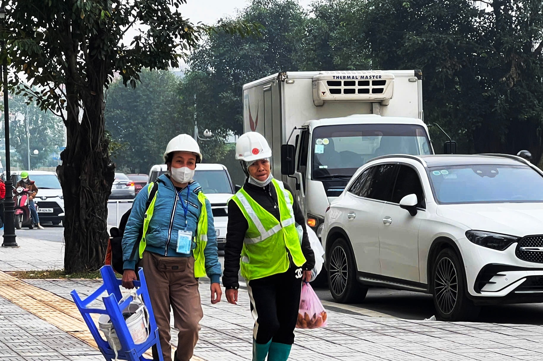 Tòa nhà cao tầng 'biến mất' sau lớp mù dày đặc- Ảnh 9.