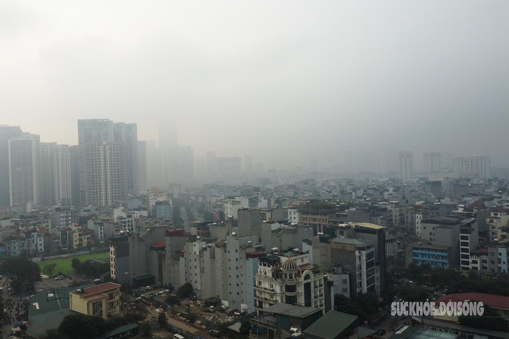 Tòa nhà cao tầng 'biến mất' sau lớp mù dày đặc- Ảnh 1.