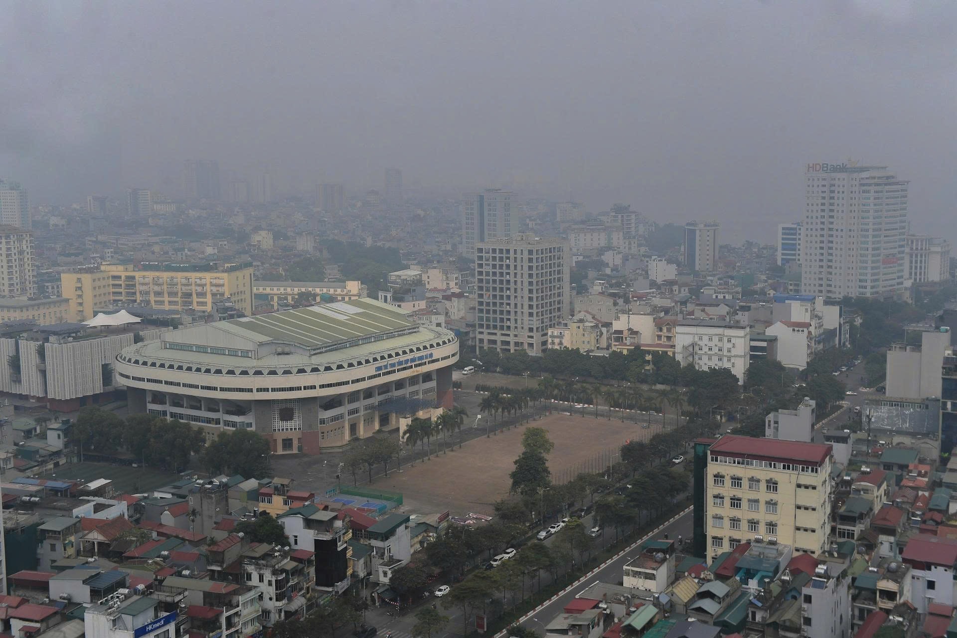 Tòa nhà cao tầng 'biến mất' sau lớp mù dày đặc- Ảnh 3.