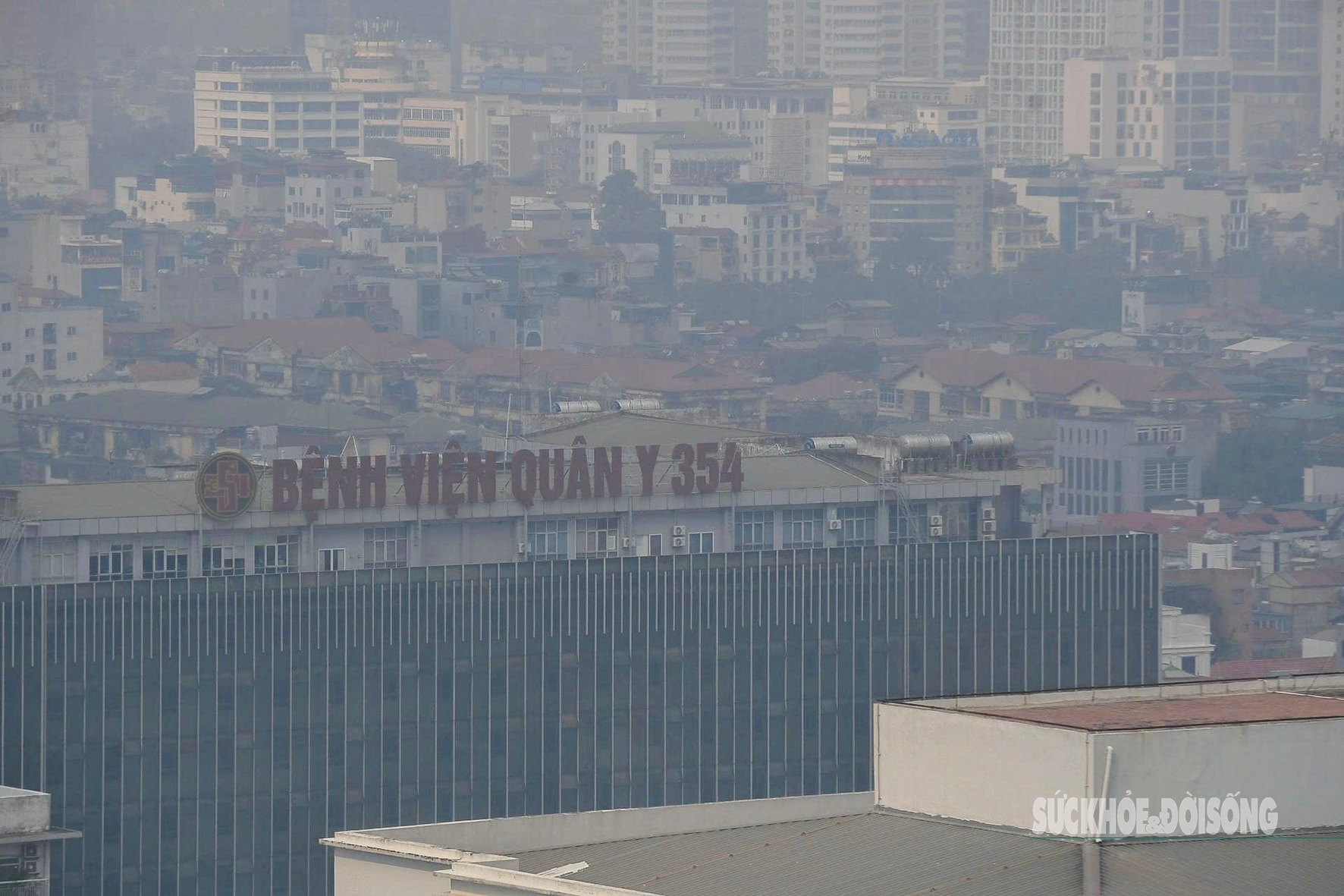 Tòa nhà cao tầng 'biến mất' sau lớp mù dày đặc- Ảnh 11.