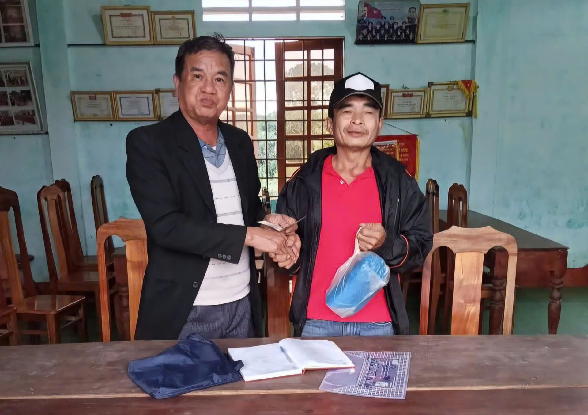 Xúc động tấm lòng người đàn ông nhặt ve chai mang 1 triệu đồng ủng hộ đồng bào vùng lũ- Ảnh 1. Xúc động tấm lòng người đàn ông nhặt ve chai mang 1 triệu đồng ủng hộ đồng bào vùng lũ- Ảnh 1.