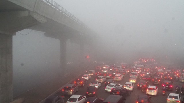 Ô nhiễm không khí ở Hà Nội đã kéo dài, ảnh hưởng sức khỏe người dân- Ảnh 1. Ô nhiễm không khí ở Hà Nội đã kéo dài, ảnh hưởng sức khỏe người dân- Ảnh 1.