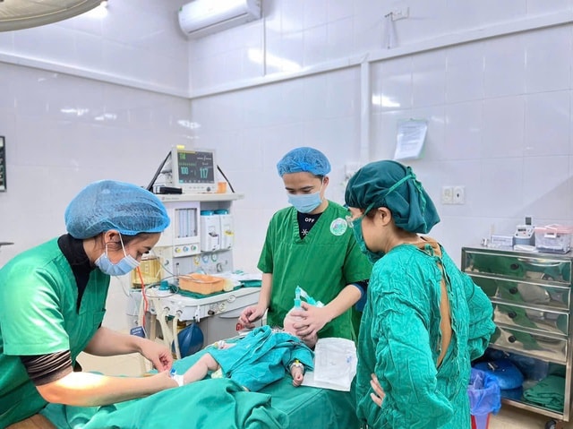 Ngã tại nhà, bé 3 tháng tuổi bị lõm đầu và xuất huyết nội sọ- Ảnh 1. Ngã tại nhà, bé 3 tháng tuổi bị lõm đầu và xuất huyết nội sọ- Ảnh 1.