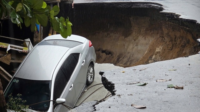 Đà Nẵng: 'Hố tử thần' bất ngờ xuất hiện giữa phố, nuốt gọn một ô tô- Ảnh 1.