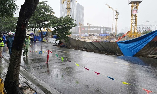 Đà Nẵng: 'Hố tử thần' bất ngờ xuất hiện giữa phố, nuốt gọn một ô tô- Ảnh 3.
