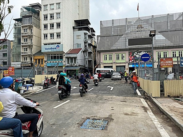 Một số rào chắn thi công, điển hình là ga ngầm thuộc dự án tuyến đường sắt đô thị Nhổn - ga Hà Nội, không thể thu hẹp thêm. Một số rào chắn thi công, điển hình là ga ngầm thuộc dự án tuyến đường sắt đô thị Nhổn - ga Hà Nội, không thể thu hẹp thêm.