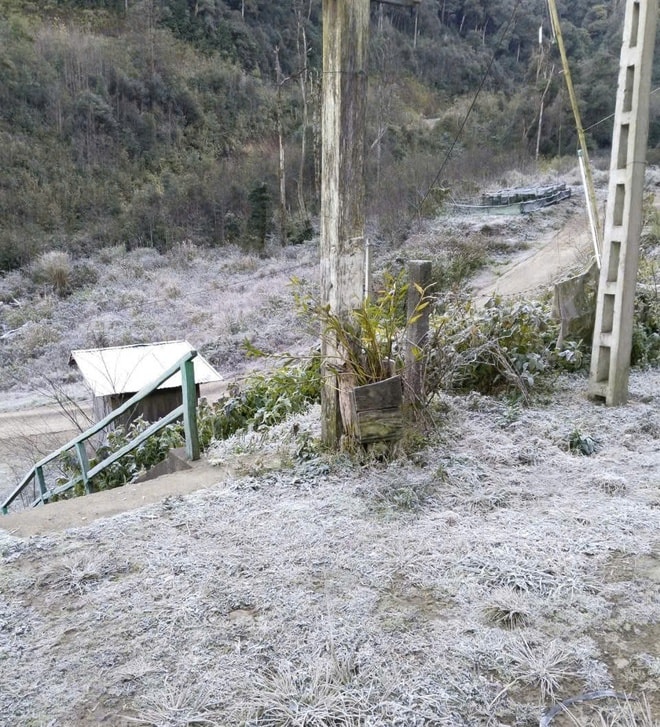 Sương mù phủ trắng quốc lộ, băng giá xuất hiện ở vùng biên Nghệ An- Ảnh 2.