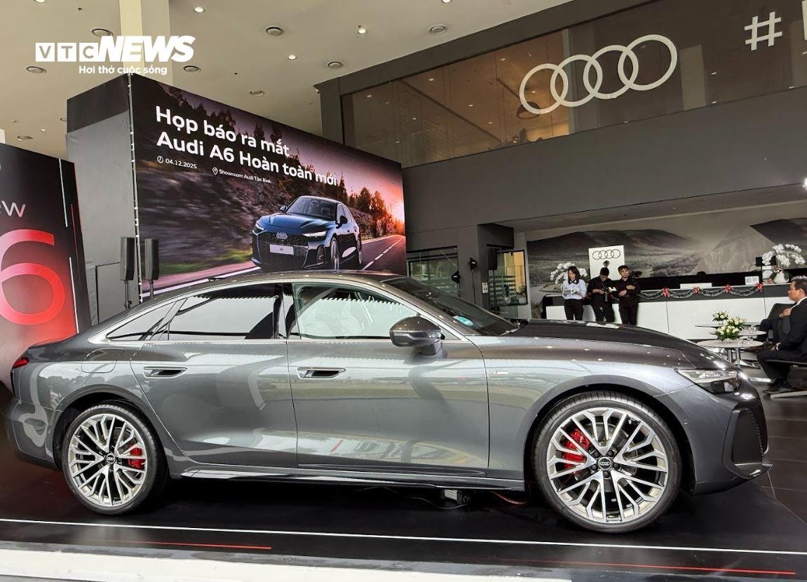 Đặc biệt, hệ thống hỗ trợ đỗ xe với màn hình hiển thị khoảng cách và camera 360 độ, cùng nhiều công nghệ tiên tiến khác, giúp người lái dễ dàng kiểm soát mọi thao tác đỗ và di chuyển xe. (Ảnh: Hiền Nguyễn)