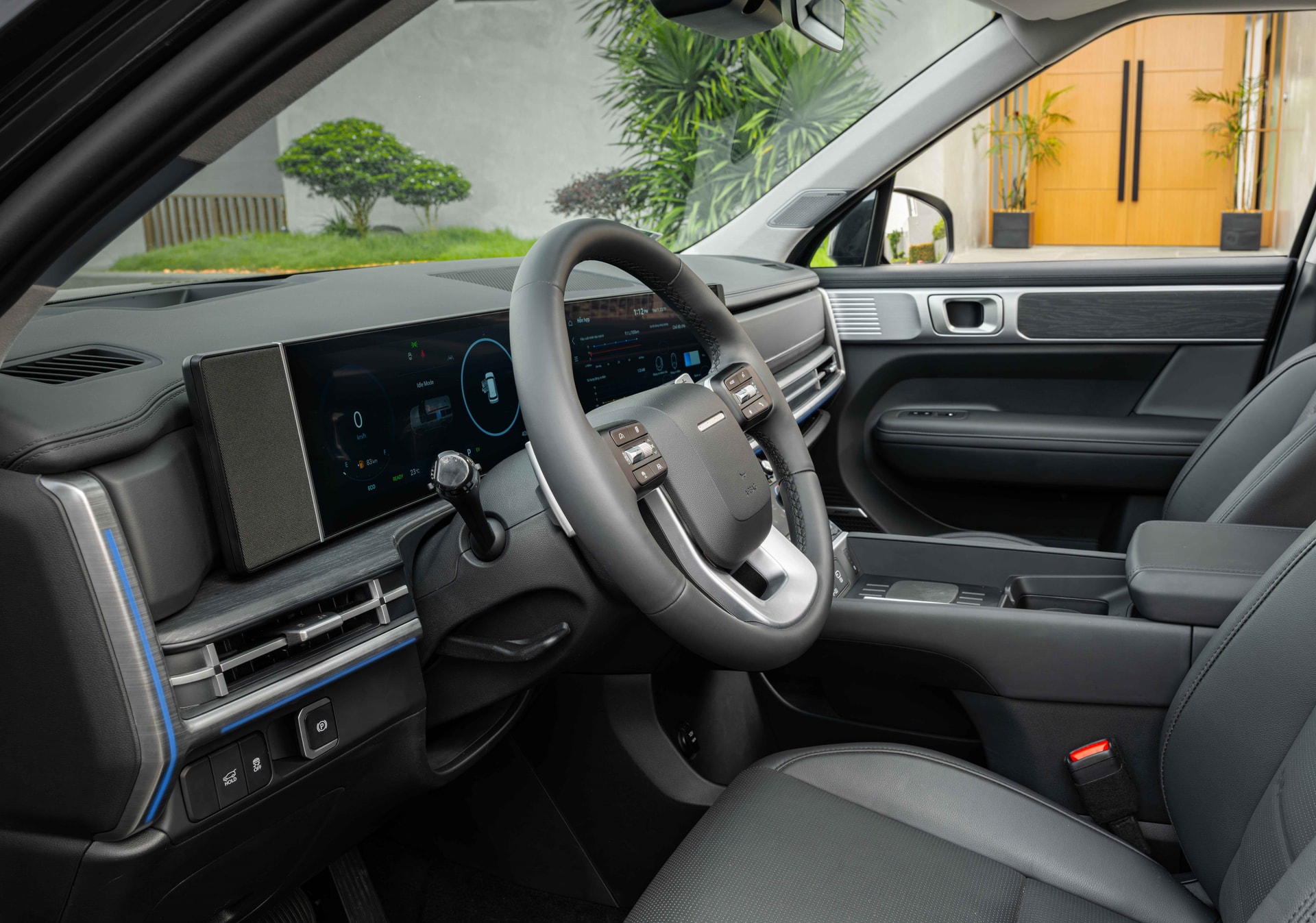 Khoang nội thất của Santa Fe Hybrid tuân theo nguyên lý HMI (Human Machine Interface), lấy người dùng làm trung tâm.