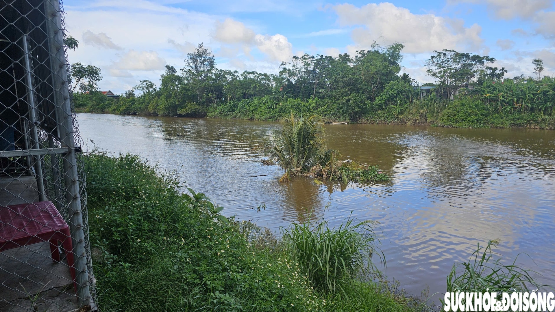 Bờ sông sạt lở nghiêm trọng uy hiếp nhà cửa, đất sản xuất của người dân sau mưa bão- Ảnh 1.