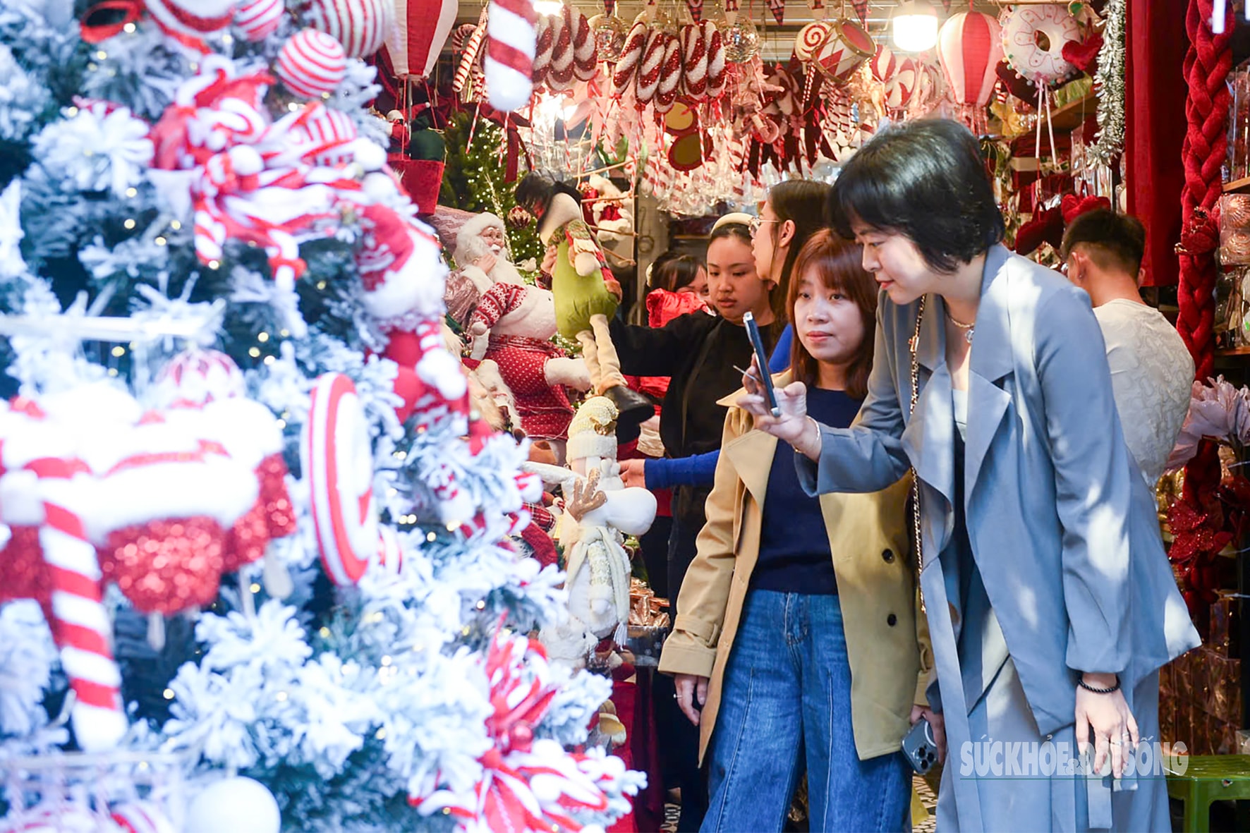 Phố Hàng Mã gọn gàng, thông thoáng dịp Noel- Ảnh 6. Phố Hàng Mã gọn gàng, thông thoáng dịp Noel- Ảnh 6.