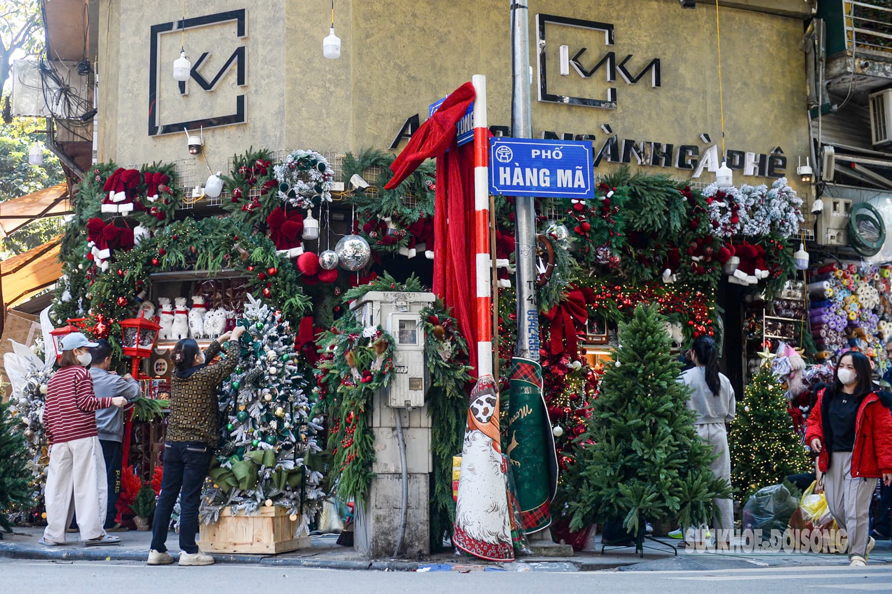 Phố Hàng Mã gọn gàng, thông thoáng dịp Noel- Ảnh 3. Phố Hàng Mã gọn gàng, thông thoáng dịp Noel- Ảnh 3.