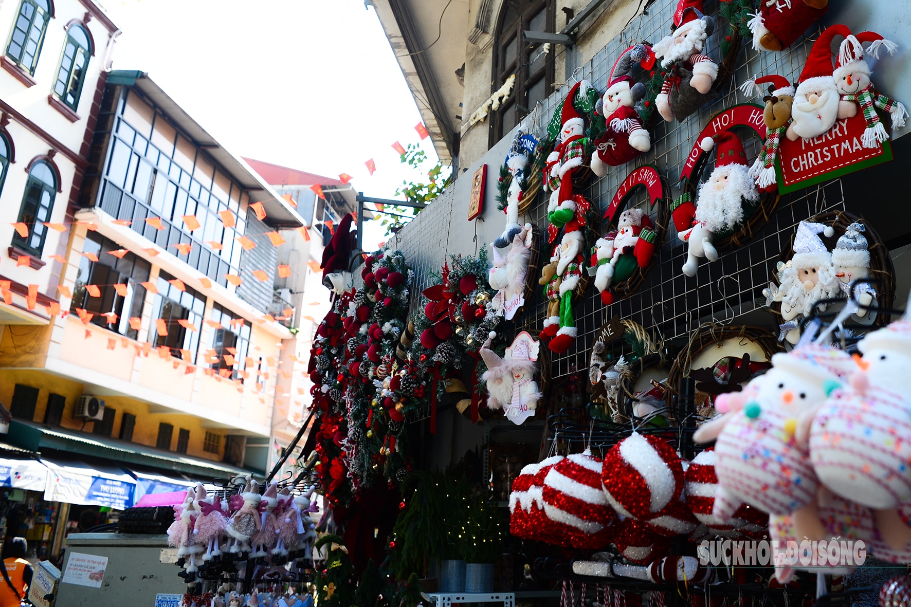 Phố Hàng Mã gọn gàng, thông thoáng dịp Noel- Ảnh 2. Phố Hàng Mã gọn gàng, thông thoáng dịp Noel- Ảnh 2.