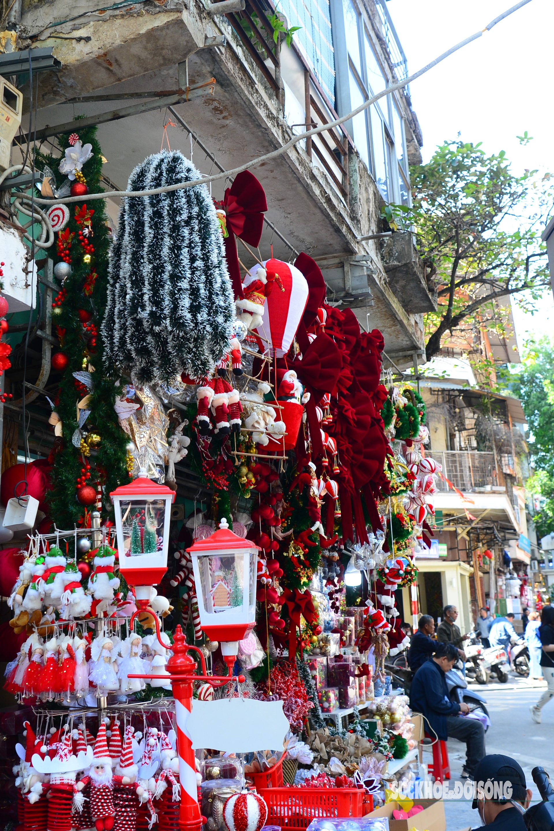 Phố Hàng Mã gọn gàng, thông thoáng dịp Noel- Ảnh 4. Phố Hàng Mã gọn gàng, thông thoáng dịp Noel- Ảnh 4.